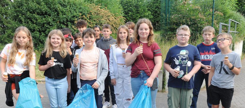 Sekundarschüler sammeln Müll im benachbarten Wohngebiet